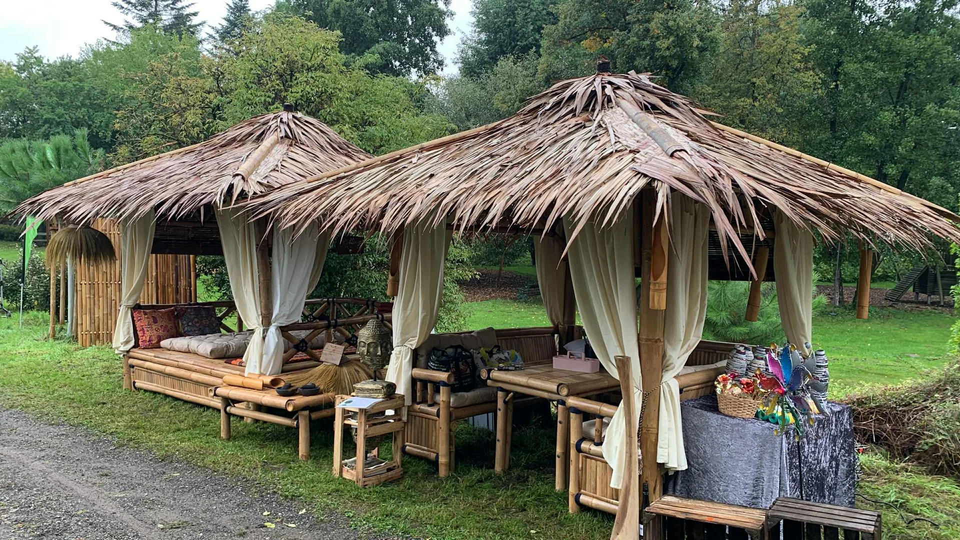Bambusz Lounge Pavilon Függönyökkel